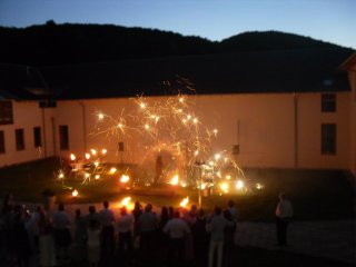 feuershow im innenhof